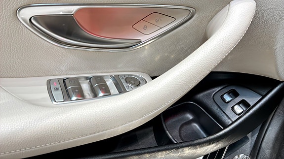Mercedes-Benz E400 24 of 26