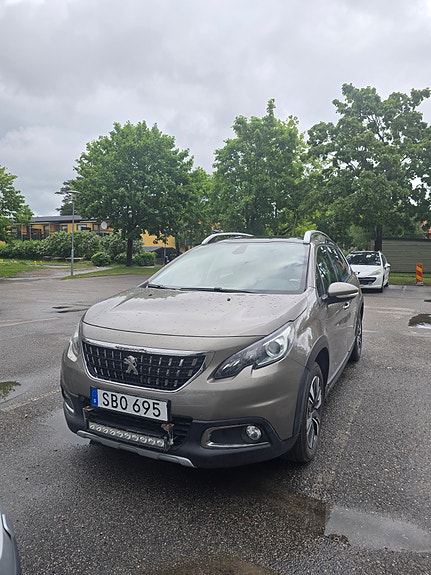 Peugeot 2008 2 of 5