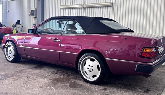 Mercedes-Benz 300 CE-24 8 of 27
