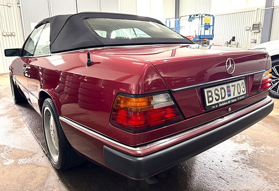 Mercedes-Benz 300 CE-24 9 of 27