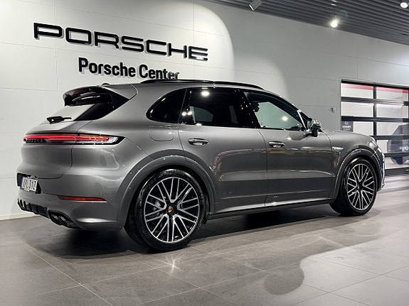 Porsche Cayenne S 4 of 5