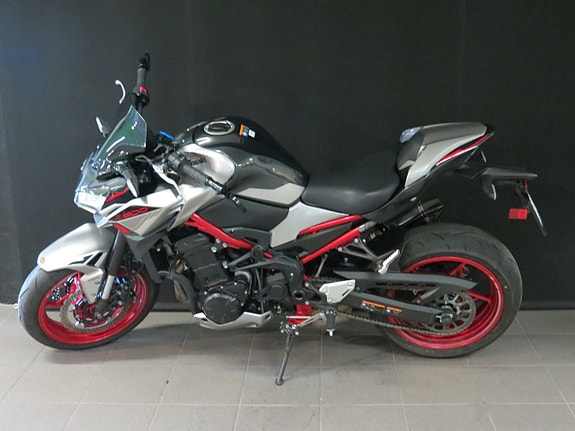 Kawasaki Z 900 PERFORMANCE 2 of 6