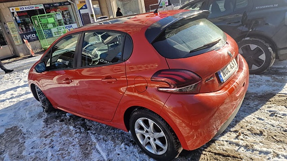 Peugeot 208 2 of 5