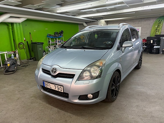 Toyota Corolla Verso 2 of 5