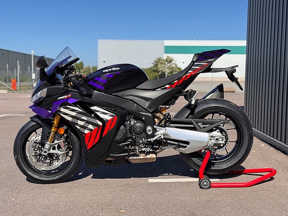 Aprilia RSV4 1100 Factory Indigo shakedown 6 of 6