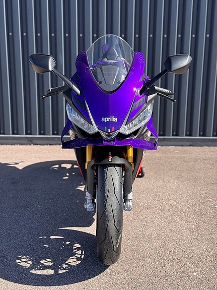 Aprilia RSV4 1100 Factory Indigo shakedown 2 of 5