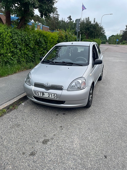Toyota Yaris 2 of 10