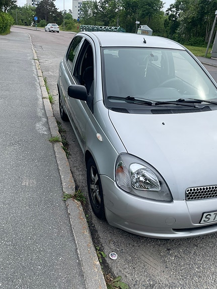 Toyota Yaris 4 of 10