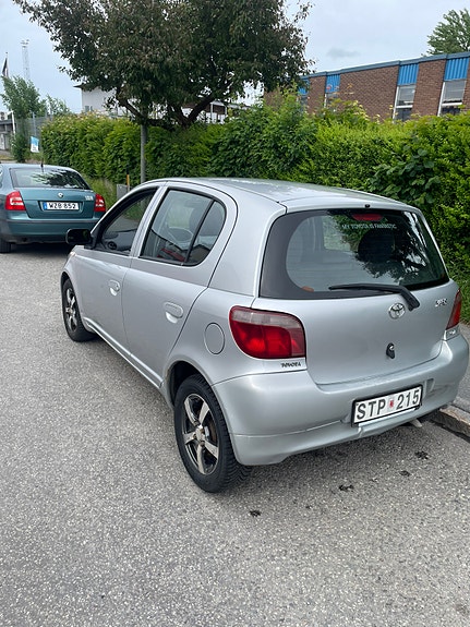 Toyota Yaris 3 of 10