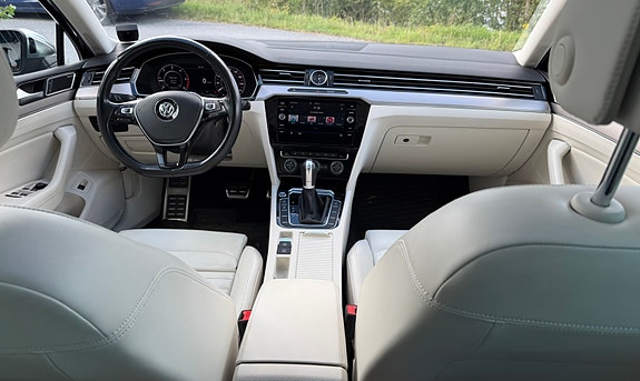 Volkswagen Passat Alltrack 3 of 4