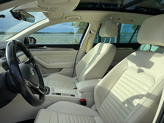 Volkswagen Passat Alltrack 2 of 4