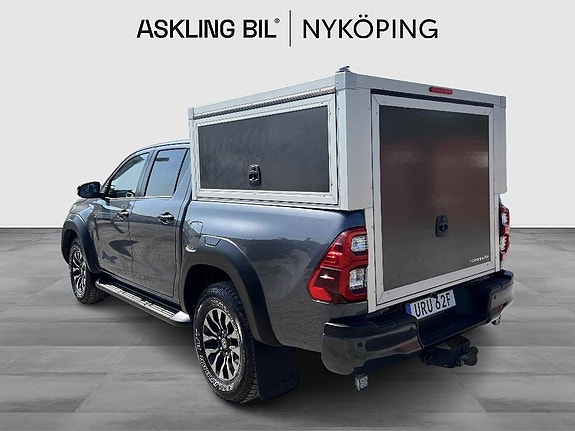 Toyota HiLux 2 of 5
