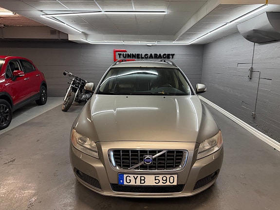Volvo V70 3 of 5