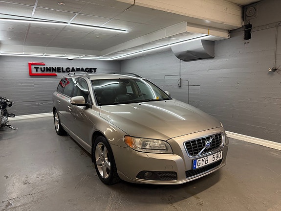 Volvo V70 2 of 5