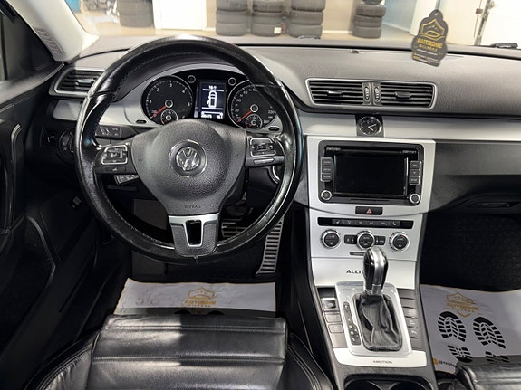 Volkswagen Passat Alltrack 3 of 5