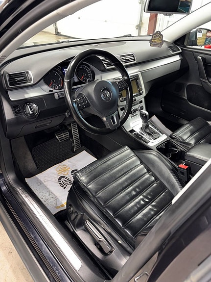Volkswagen Passat Alltrack 2 of 5