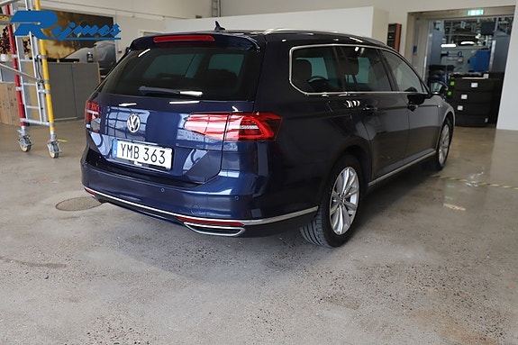 Volkswagen Passat 2 of 5