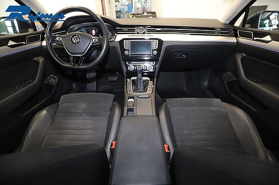Volkswagen Passat 2 of 5