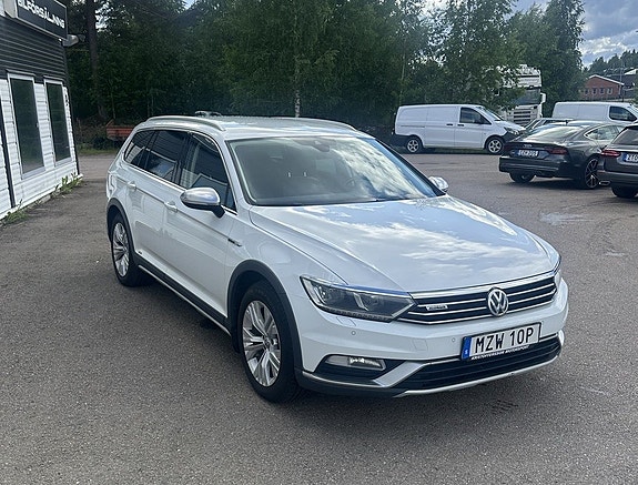 Volkswagen Passat Alltrack 2 of 5