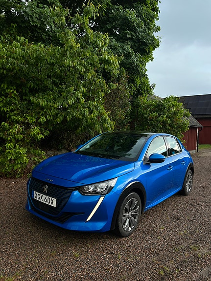 Peugeot e-208 2 of 5