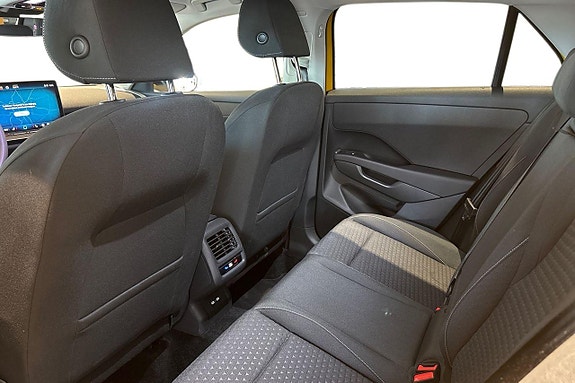 Volkswagen T-Roc 16 of 22