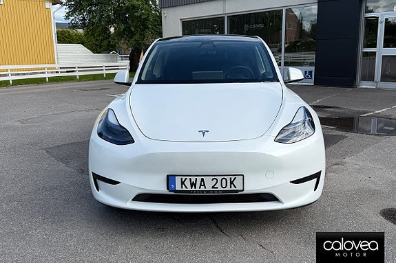 Tesla Model Y 3 of 5