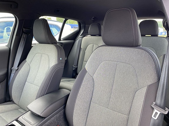 Volvo XC40 3 of 4
