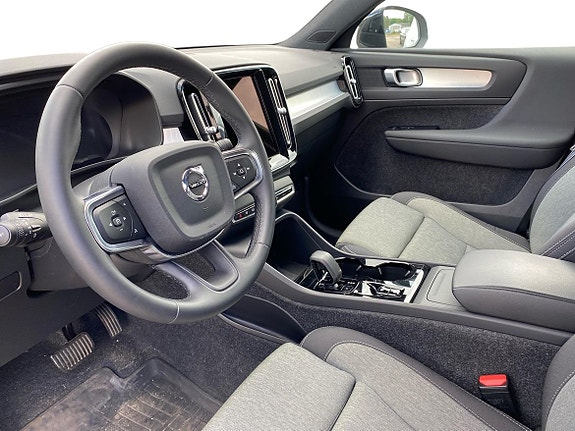 Volvo XC40 2 of 4