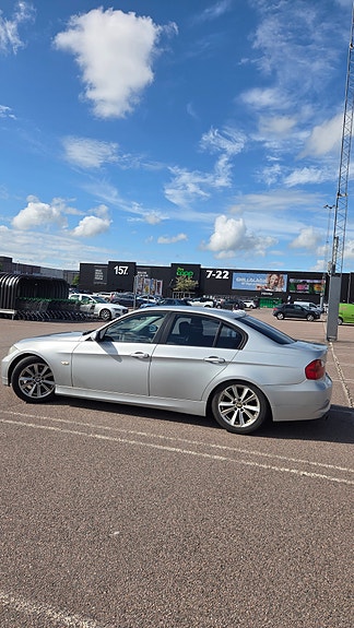 BMW 320i 2 of 5