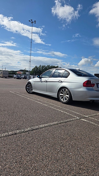 BMW 320i 3 of 5