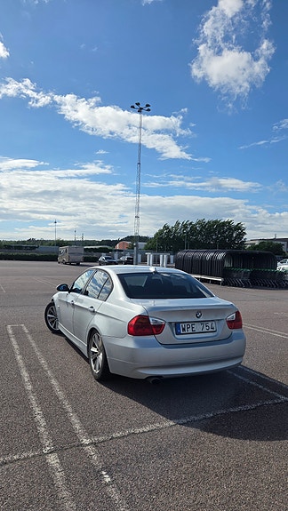 BMW 320i 4 of 5