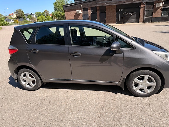 Toyota Verso-S 3 of 5