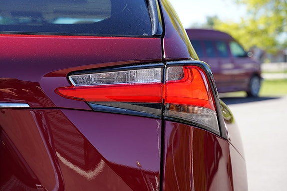 Lexus NX300h 4 of 5