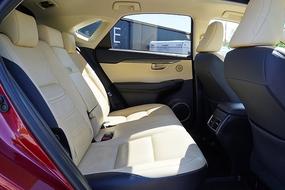 Lexus NX300h 18 of 27