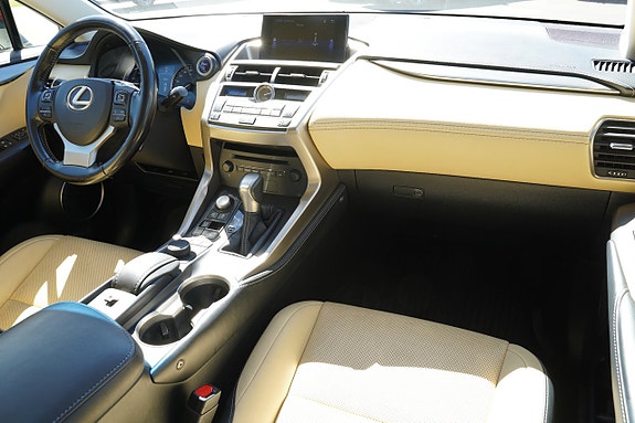 Lexus NX300h 22 of 27