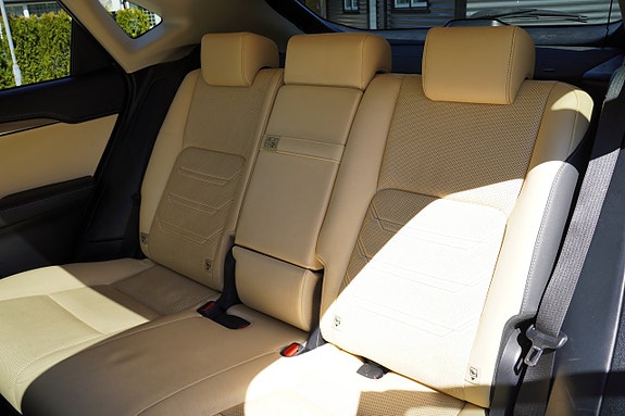 Lexus NX300h 15 of 27