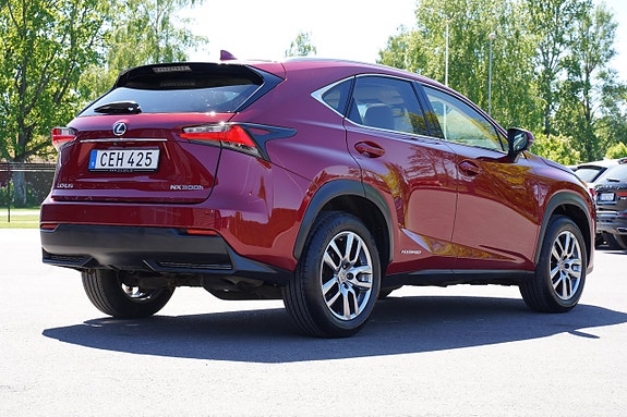 Lexus NX300h 2 of 5