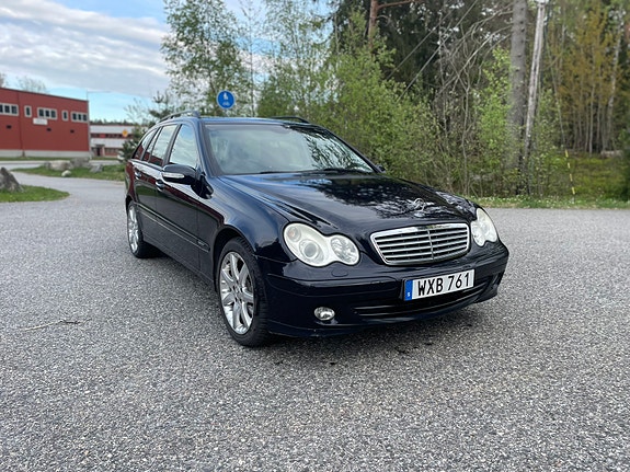 Mercedes-Benz C180 4 of 5