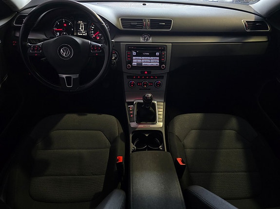 Volkswagen Passat 8 of 13