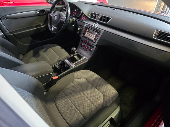 Volkswagen Passat 9 of 13