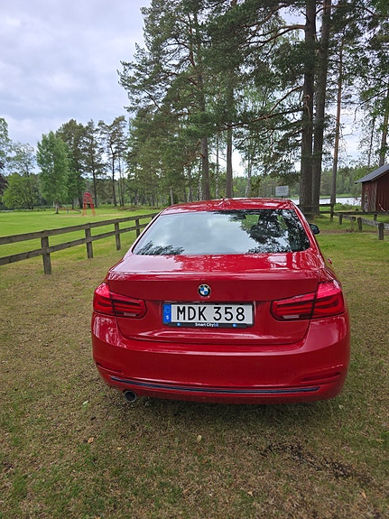 BMW 318d 2 of 5