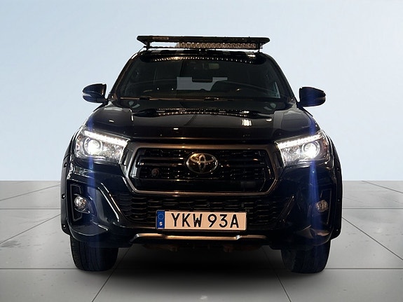 Toyota HiLux 2 of 5