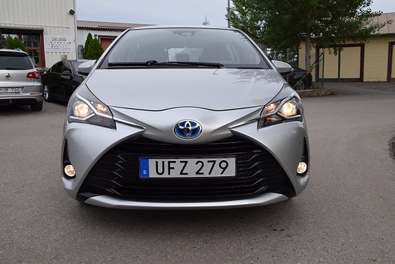 Toyota Yaris 2 of 5