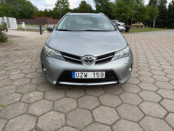 Toyota Auris 8 of 12