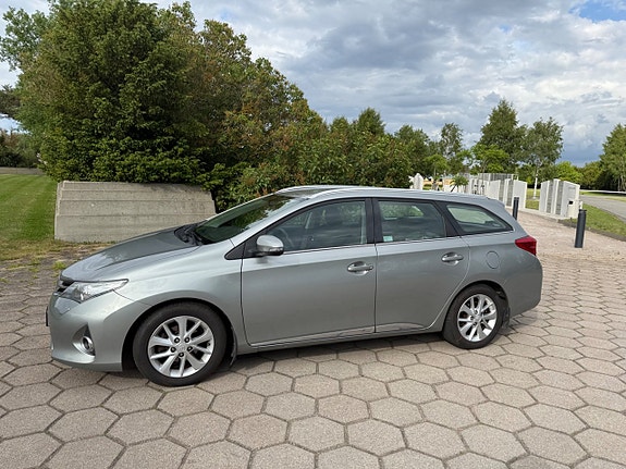 Toyota Auris 2 of 5