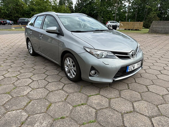 Toyota Auris 7 of 12
