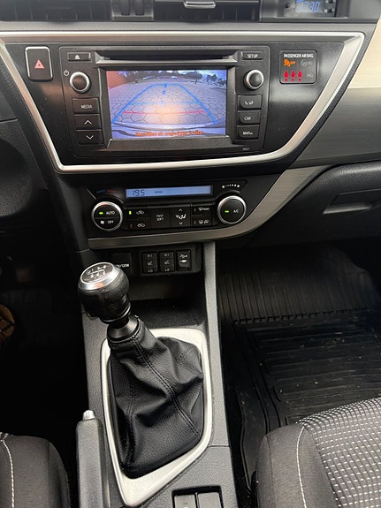 Toyota Auris 12 of 12