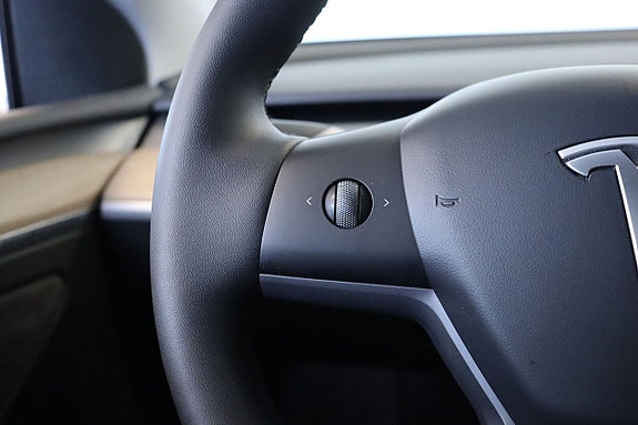 Tesla Model Y 12 of 20