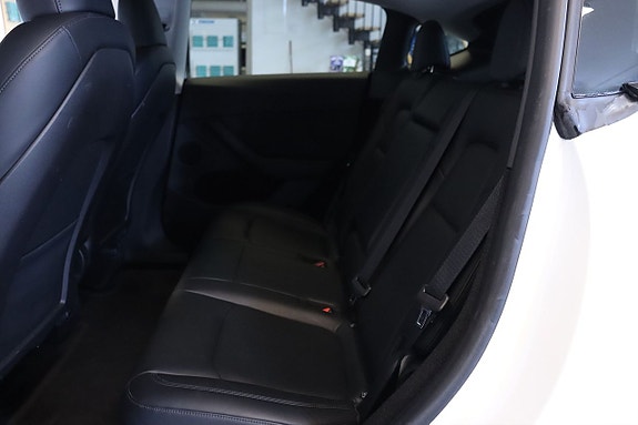 Tesla Model Y 18 of 20