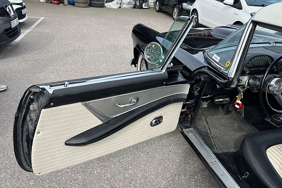Ford Thunderbird 28 of 30